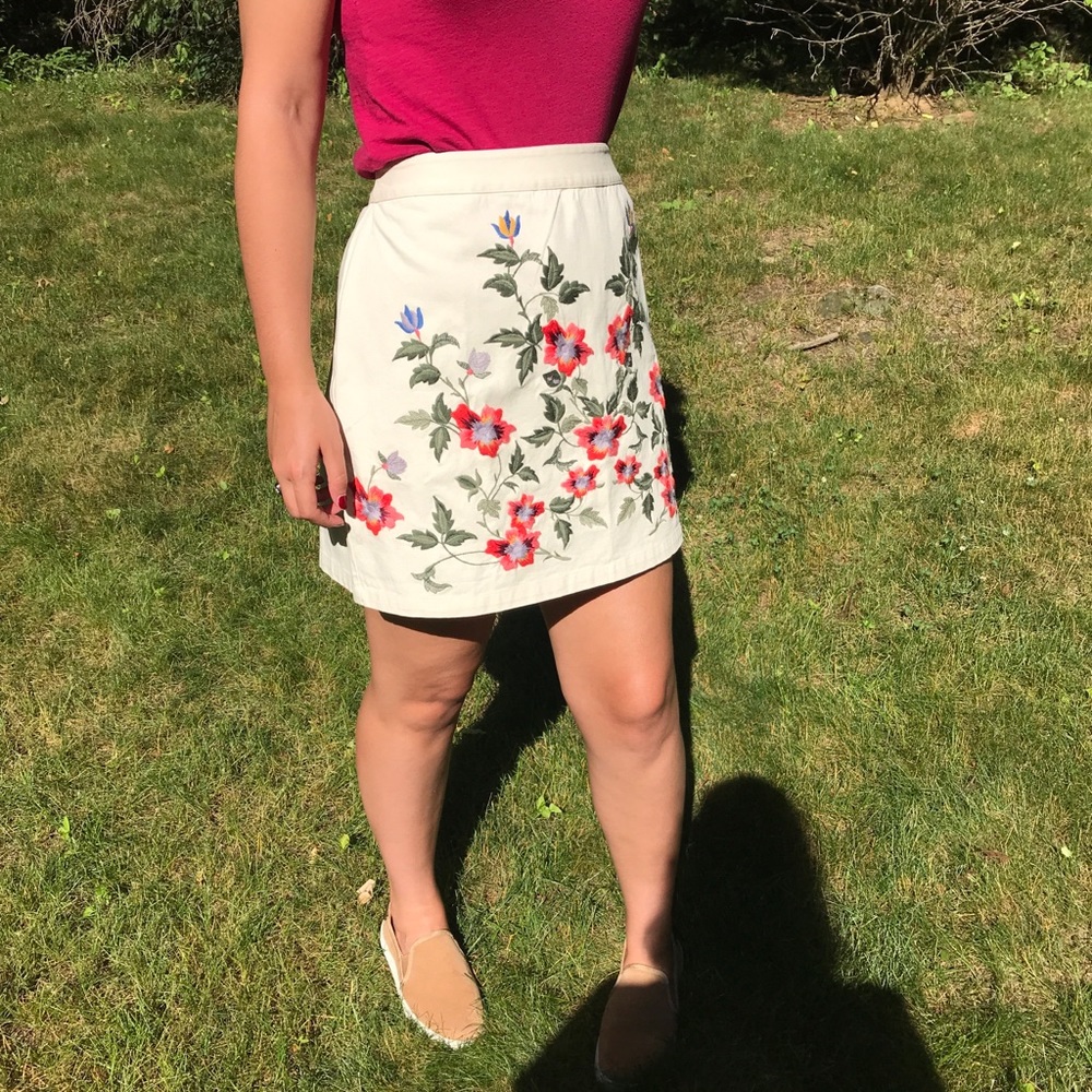 White Jean skirt with floral embroidery